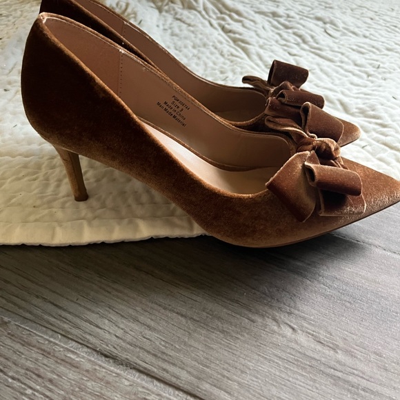 Journee Brown Velvet heels Size 9 - Picture 2 of 2